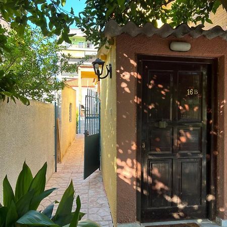 Cosy Guesthouse-Souterrain With Garden In City Center Corinth Bagian luar foto