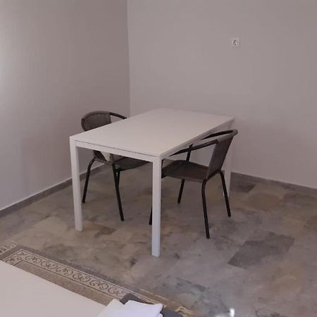 Cosy Guesthouse-Souterrain With Garden In City Center Corinth Bagian luar foto