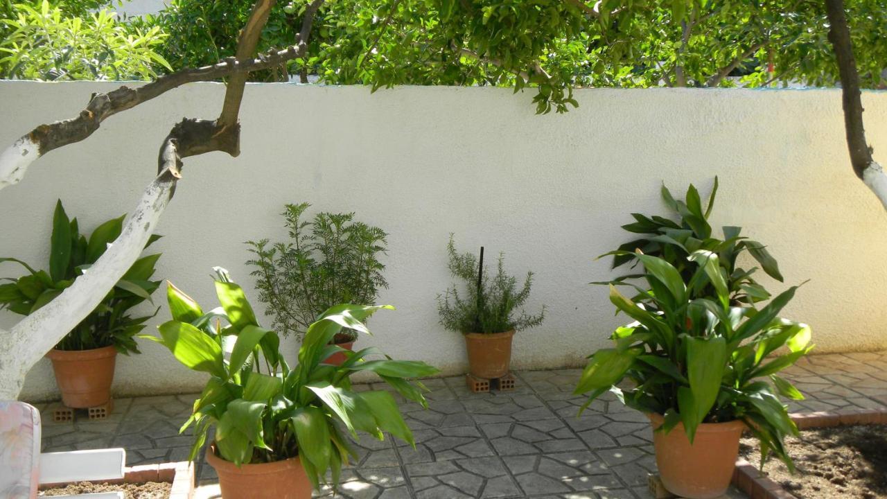 Cosy Guesthouse-Souterrain With Garden In City Center Corinth Bagian luar foto