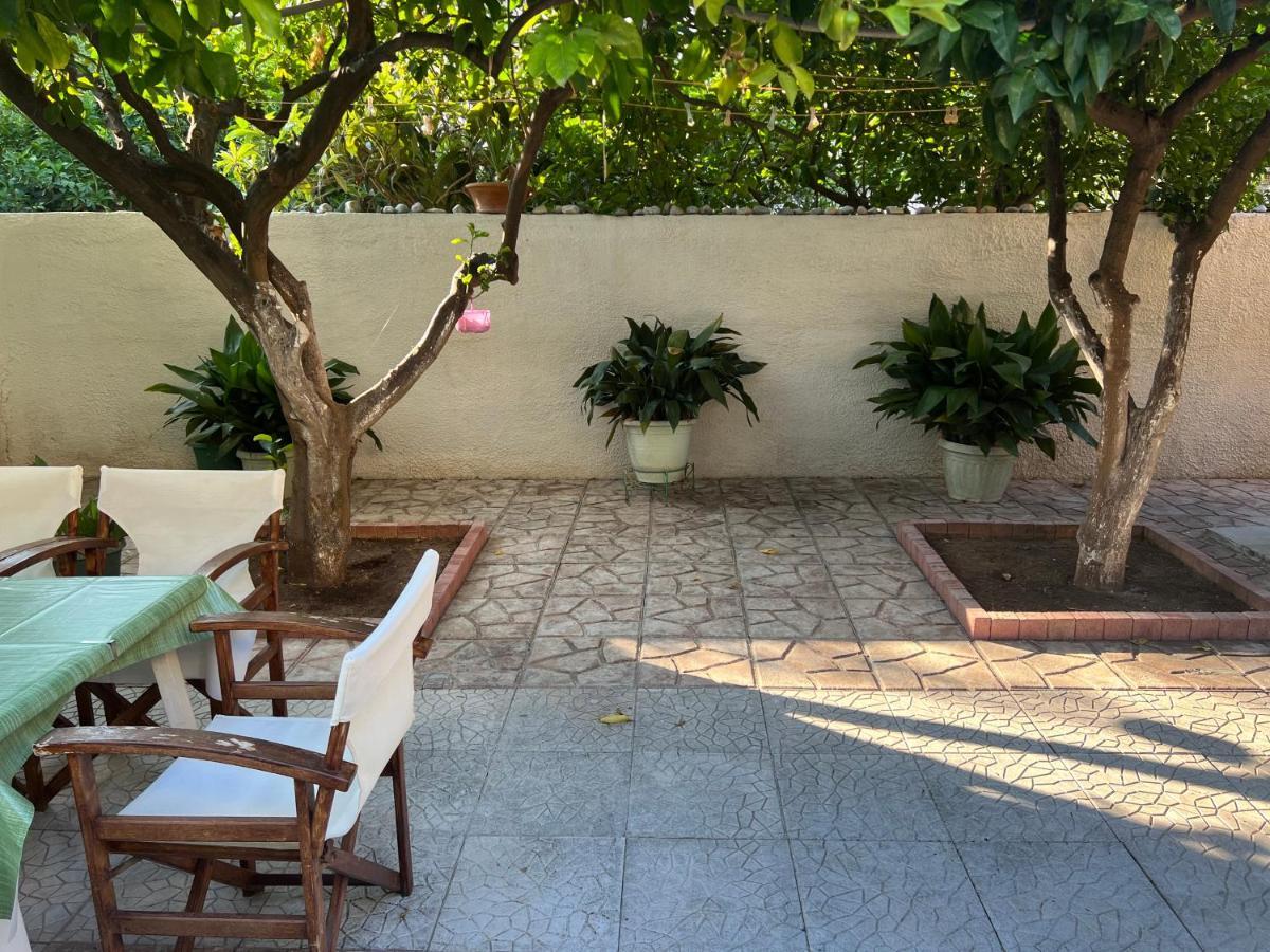 Cosy Guesthouse-Souterrain With Garden In City Center Corinth Bagian luar foto