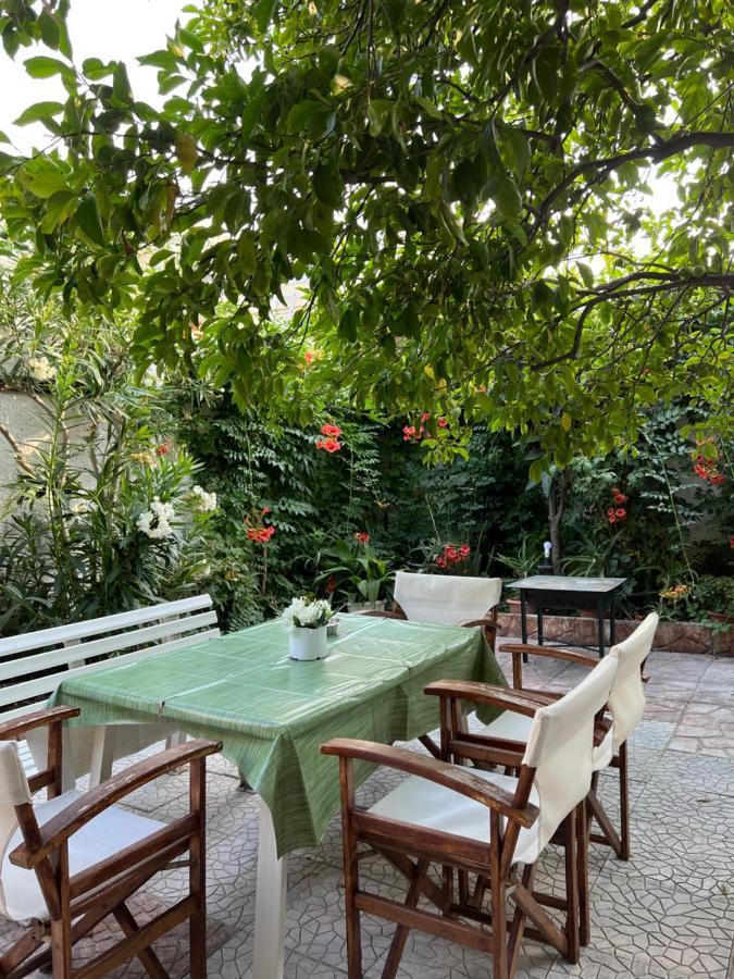Cosy Guesthouse-Souterrain With Garden In City Center Corinth Bagian luar foto