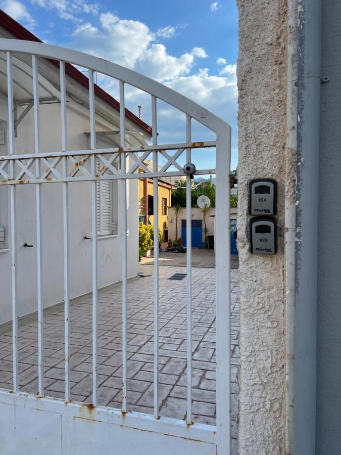 Cosy Guesthouse-Souterrain With Garden In City Center Corinth Bagian luar foto