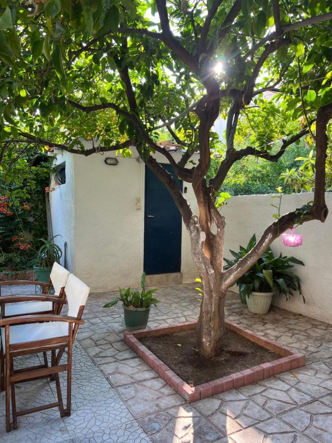 Cosy Guesthouse-Souterrain With Garden In City Center Corinth Bagian luar foto