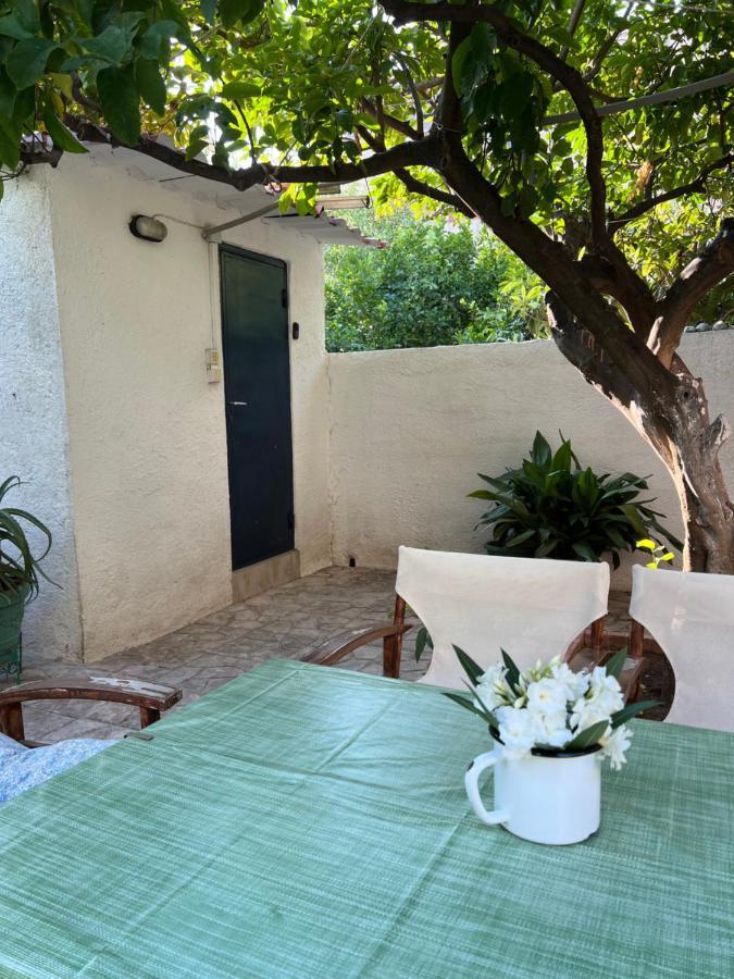 Cosy Guesthouse-Souterrain With Garden In City Center Corinth Bagian luar foto