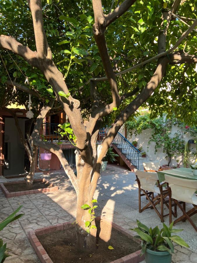 Cosy Guesthouse-Souterrain With Garden In City Center Corinth Bagian luar foto