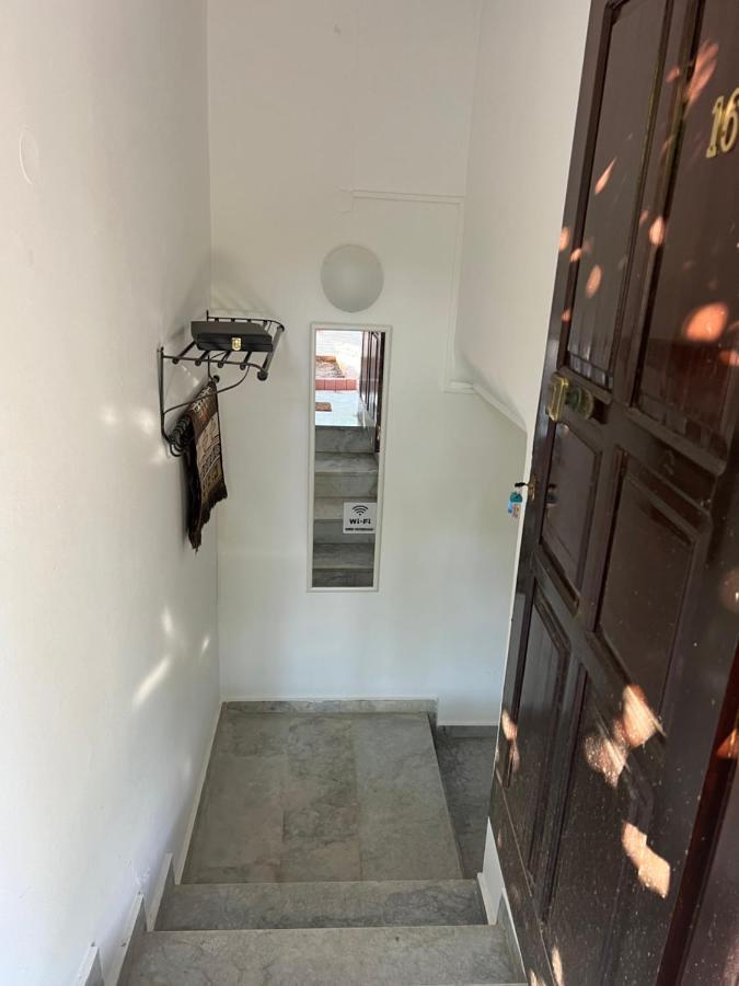 Cosy Guesthouse-Souterrain With Garden In City Center Corinth Bagian luar foto