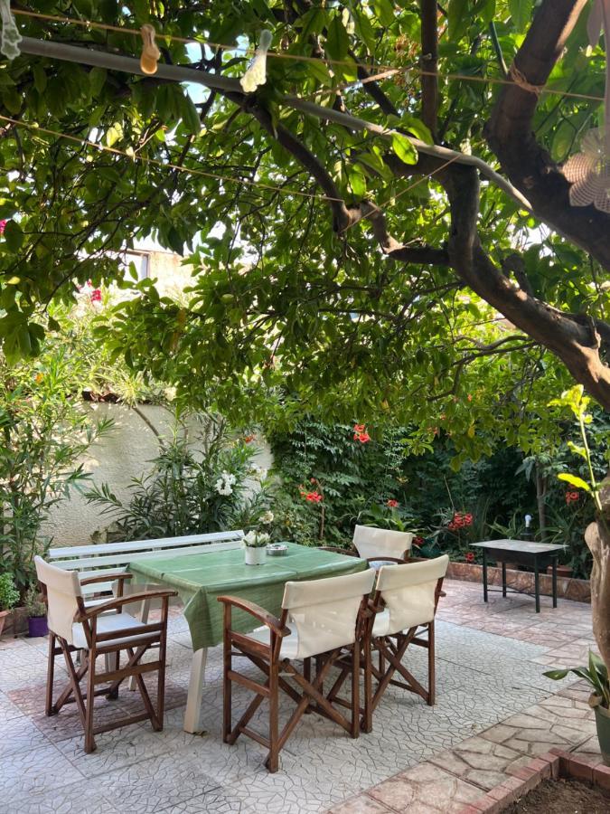 Cosy Guesthouse-Souterrain With Garden In City Center Corinth Bagian luar foto