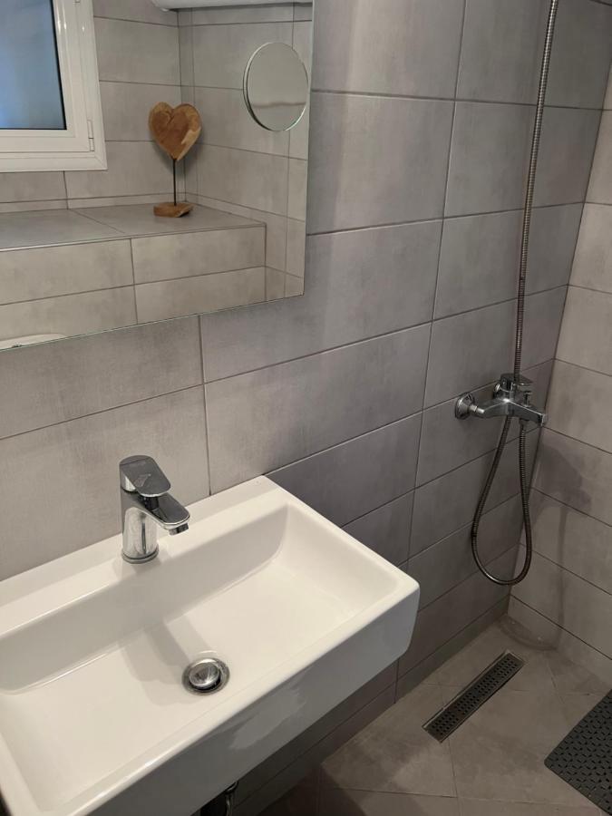 Cosy Guesthouse-Souterrain With Garden In City Center Corinth Bagian luar foto