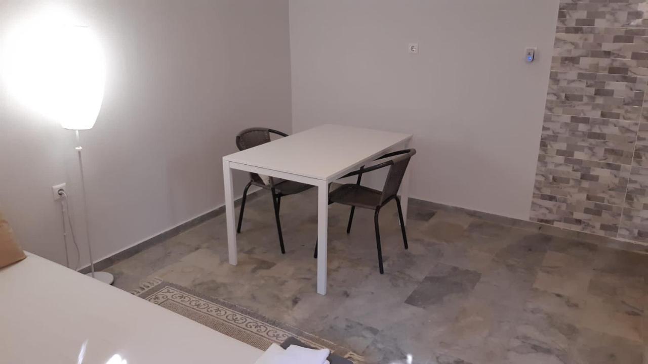 Cosy Guesthouse-Souterrain With Garden In City Center Corinth Bagian luar foto