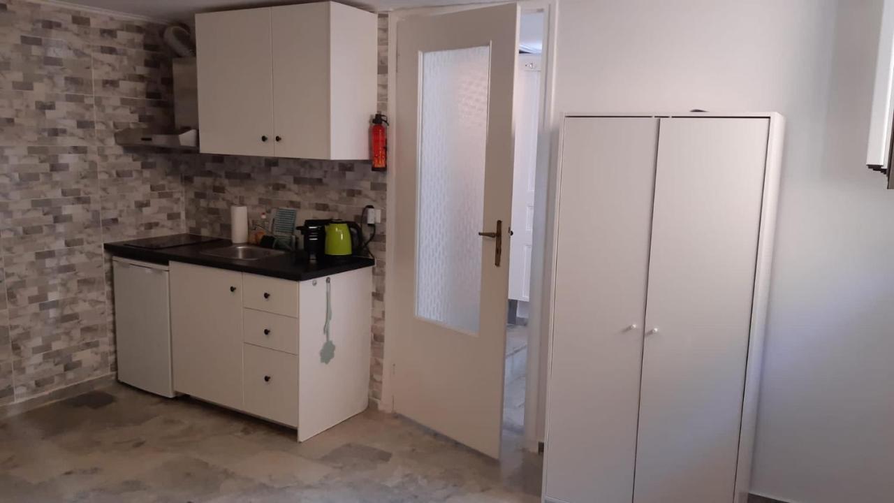 Cosy Guesthouse-Souterrain With Garden In City Center Corinth Bagian luar foto