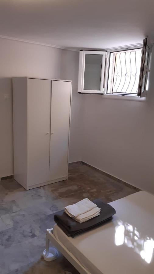 Cosy Guesthouse-Souterrain With Garden In City Center Corinth Bagian luar foto