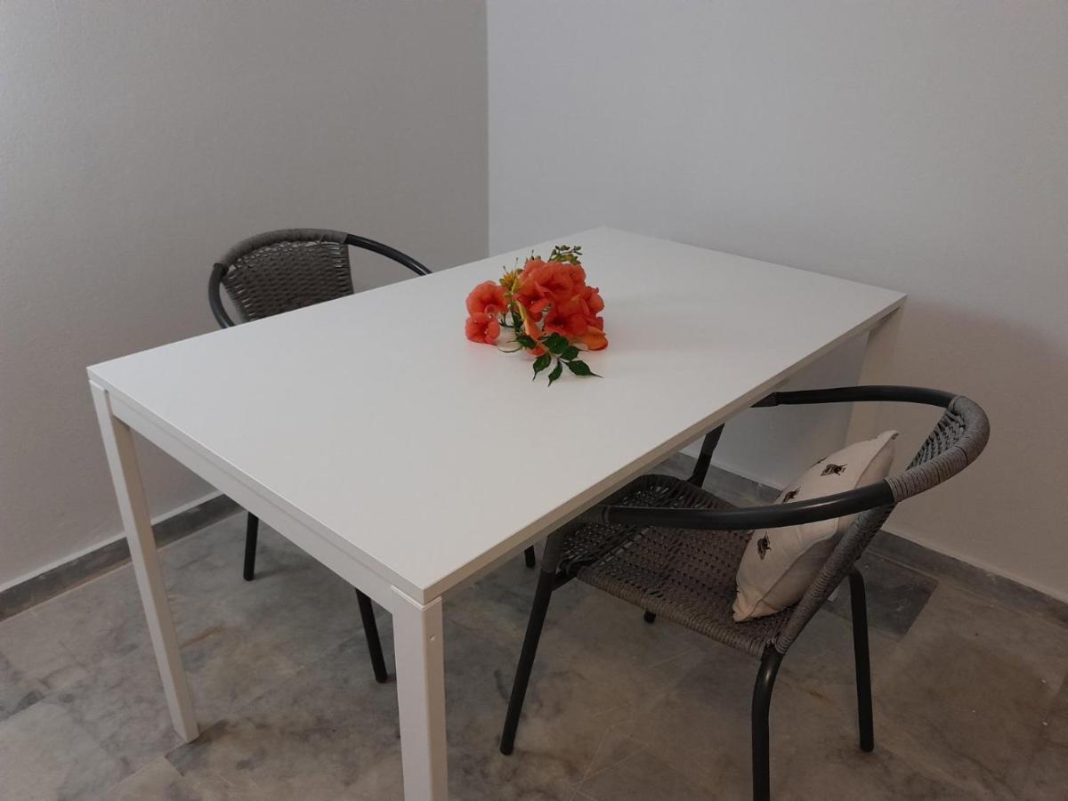 Cosy Guesthouse-Souterrain With Garden In City Center Corinth Bagian luar foto