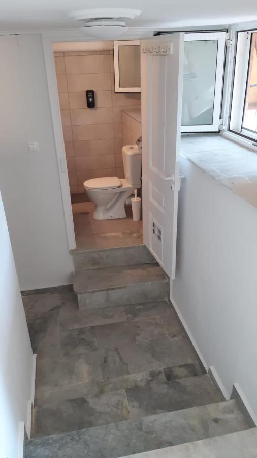 Cosy Guesthouse-Souterrain With Garden In City Center Corinth Bagian luar foto